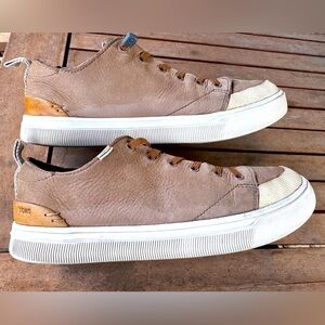 TOMS Men's 10014351 Trvl Lite Low 
Cedar Brown Tumbled Nuback Leather Sneaker